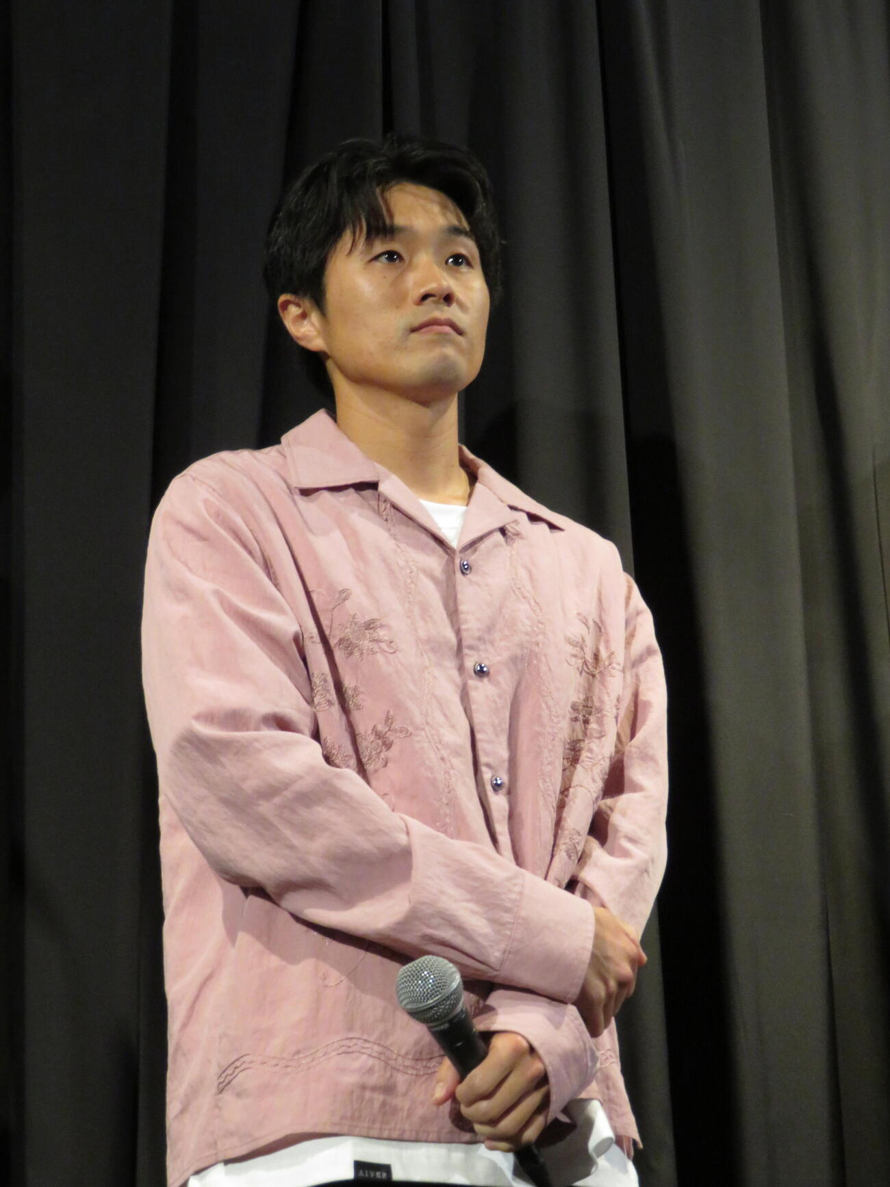 映画「トランジット・イン・フラミンゴ」初日舞台あいさつに登壇した細川岳（撮影・村上幸将）