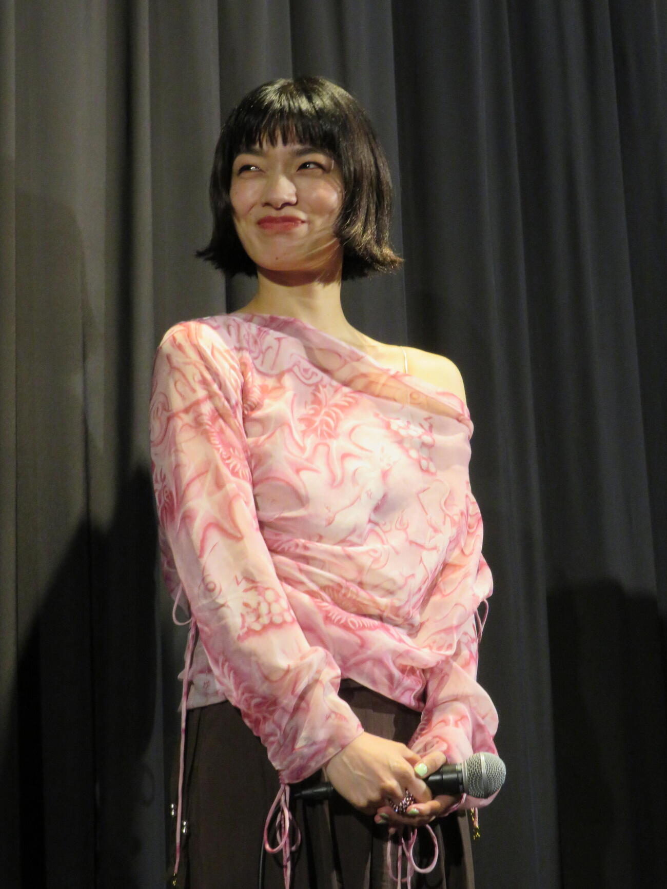 映画「トランジット・イン・フラミンゴ」初日舞台あいさつに登壇した祷キララ（撮影・村上幸将）