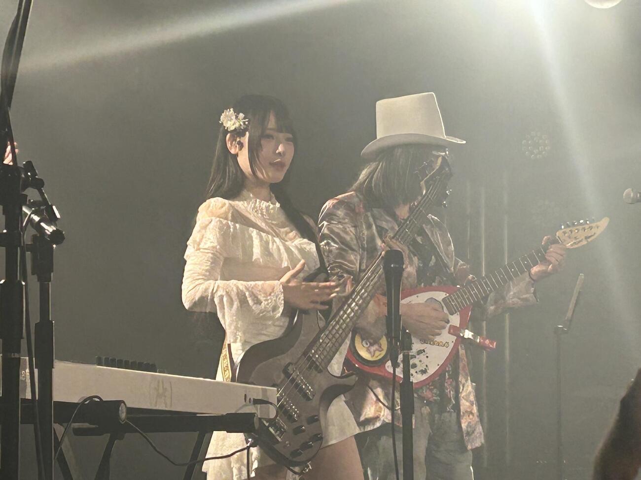 アニメ×SNSの新プロジェクト「無双インフィニティー」1stライブ「Level 01: The Beginning」にゲスト出演したMumeixxx（左）