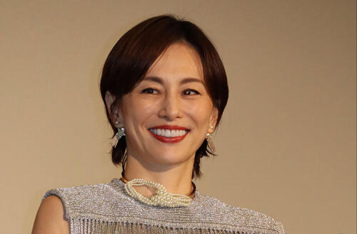 米倉涼子、シースルー黒コーデ「神々しい美しさ」カンヌから笑顔ショット公開「ポニテ良すぎる」