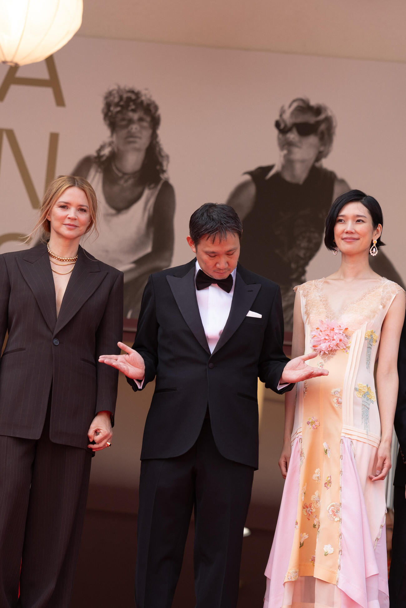 カンヌ映画祭のレッドカーペットを歩く、コンペティション部門出品作「急に具合が悪くなる」の、左からビルジニー・エフィラ、濱口竜介監督、岡本多緒（C）Kazuko WAKAYAMA