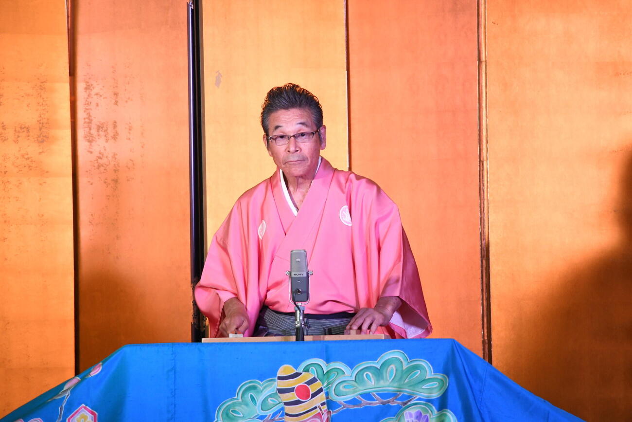 「第33回彦八まつり」のオープニングを飾る「いぶし銀の会」で浪曲を披露した間寛平（撮影・阪口孝志）
