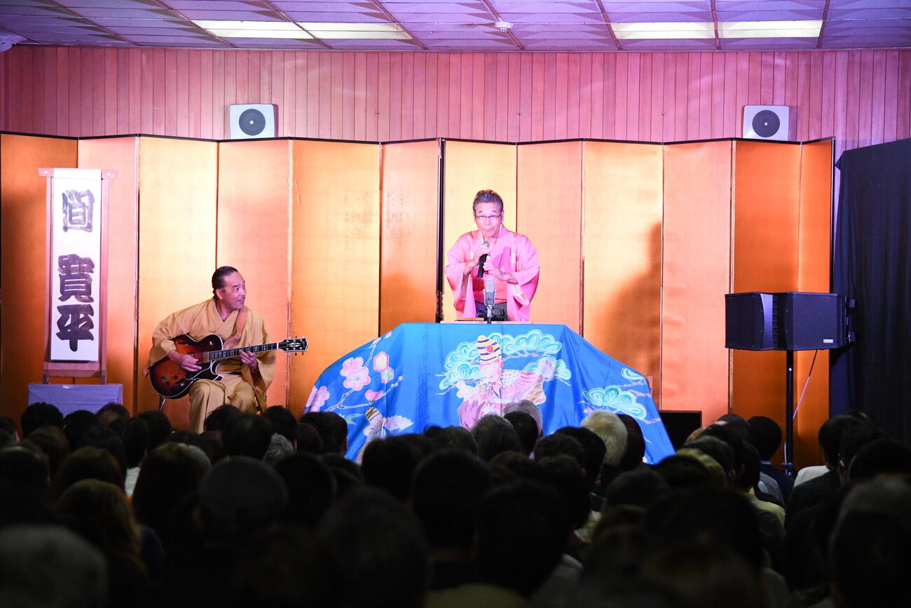 「第33回彦八まつり」のオープニングを飾る「いぶし銀の会」で浪曲を披露した間寛平（撮影・阪口孝志）