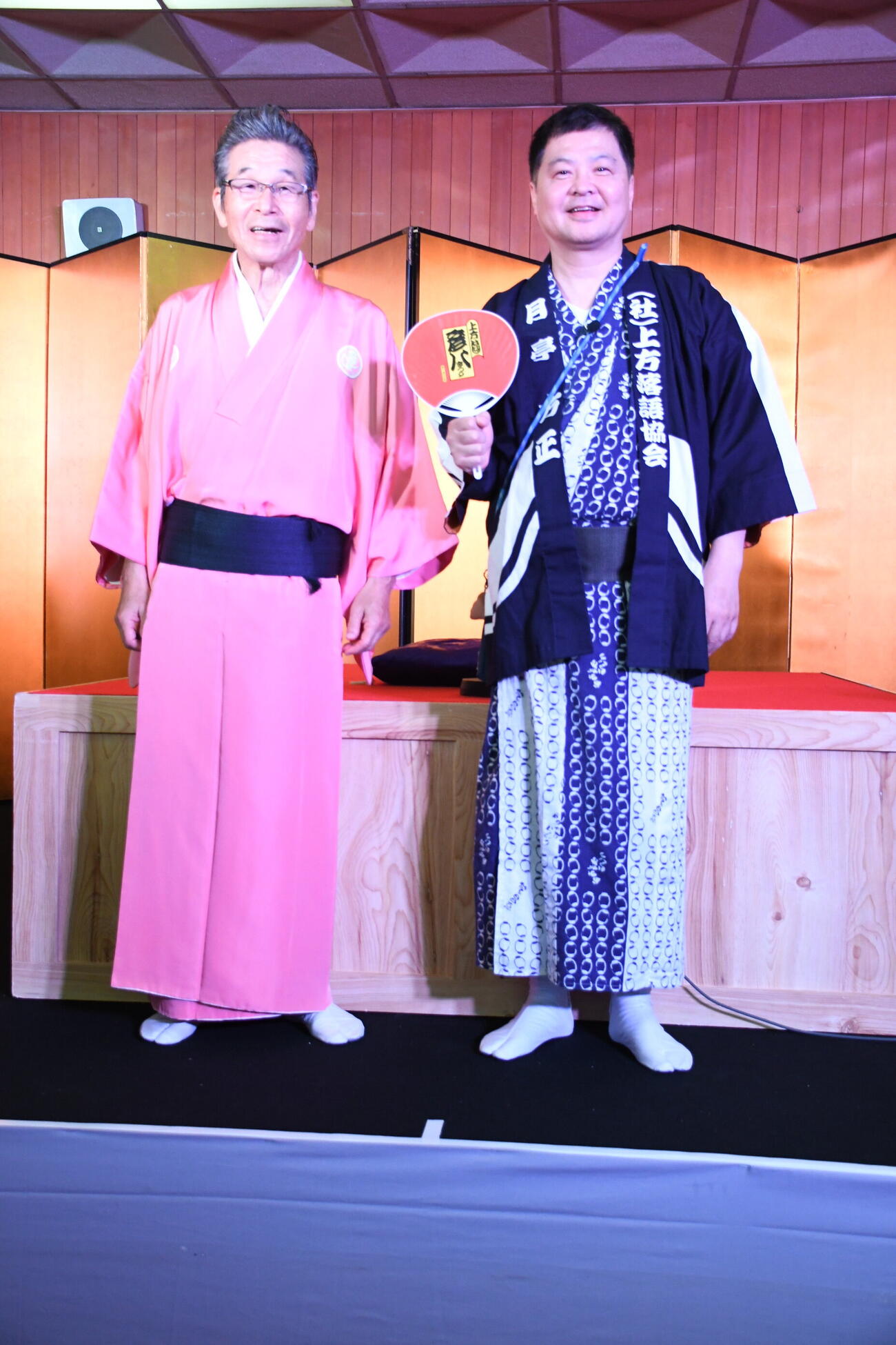 「第33回彦八まつり」に出演した間寛平（左）と実行委員長の月亭方正（撮影・阪口孝志）