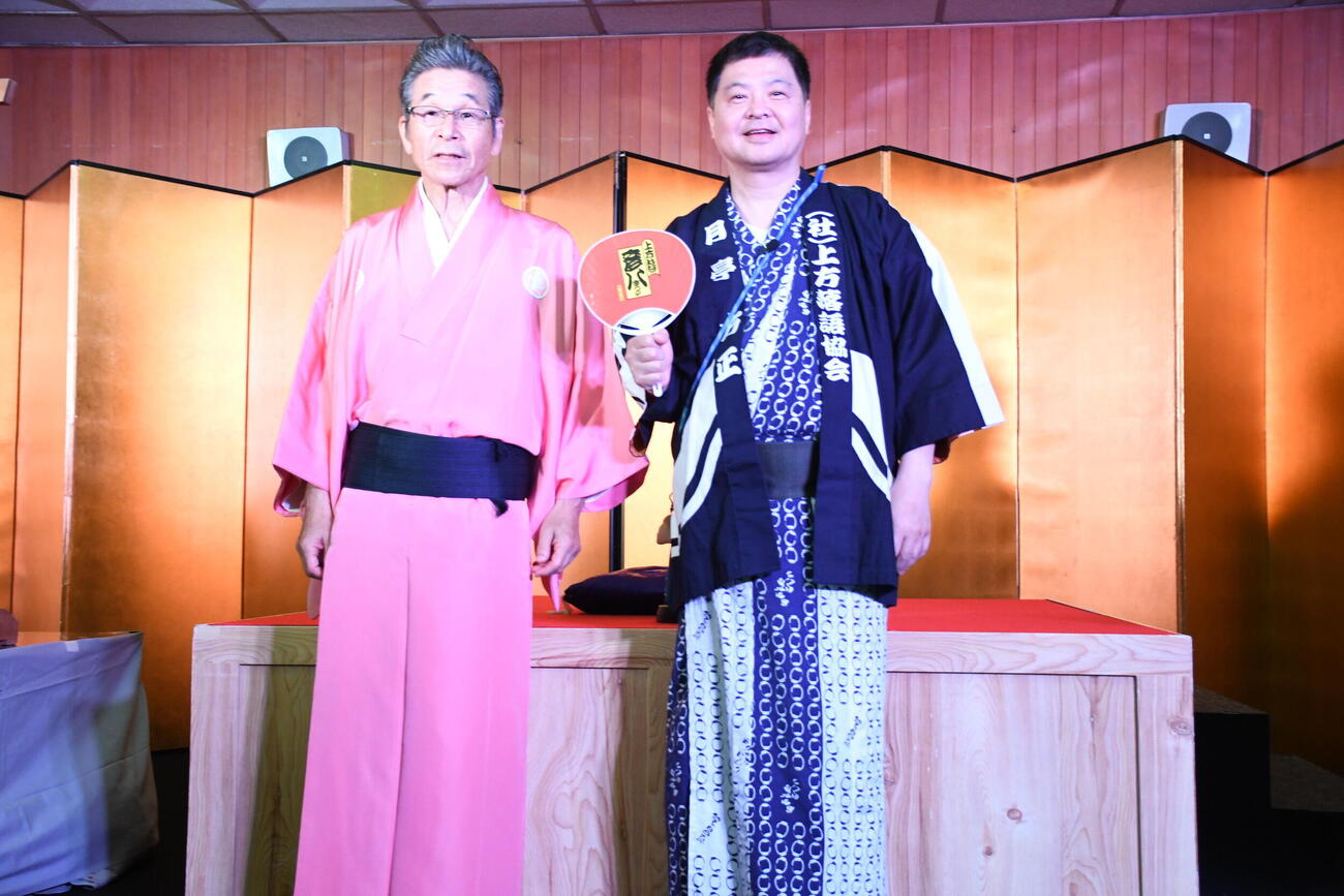 「第33回彦八まつり」に出演した間寛平（左）と実行委員長の月亭方正（撮影・阪口孝志）