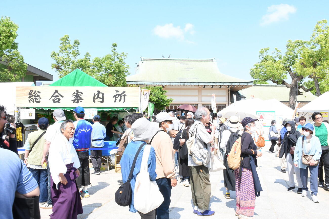 「第33回彦八まつり」でにぎわう大阪市の生國魂神社（撮影・阪口孝志）