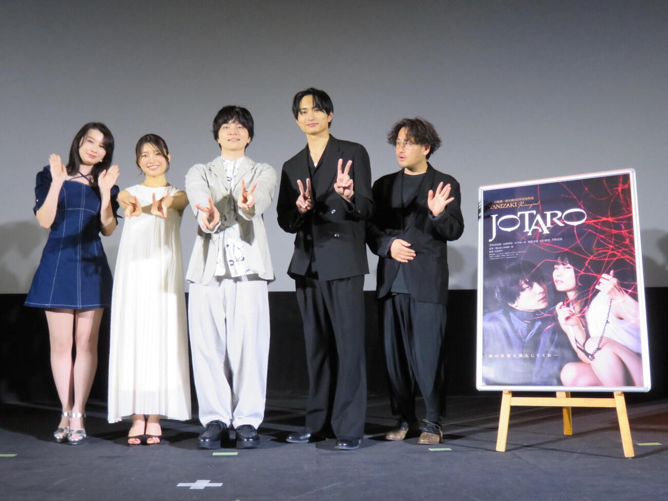 映画「JOTARO」公開記念舞台あいさつに登壇した、左から行平あい佳、山﨑翠佳、芳村宗治郎、平野宏周、山嵜晋平監督（撮影・村上幸将）

