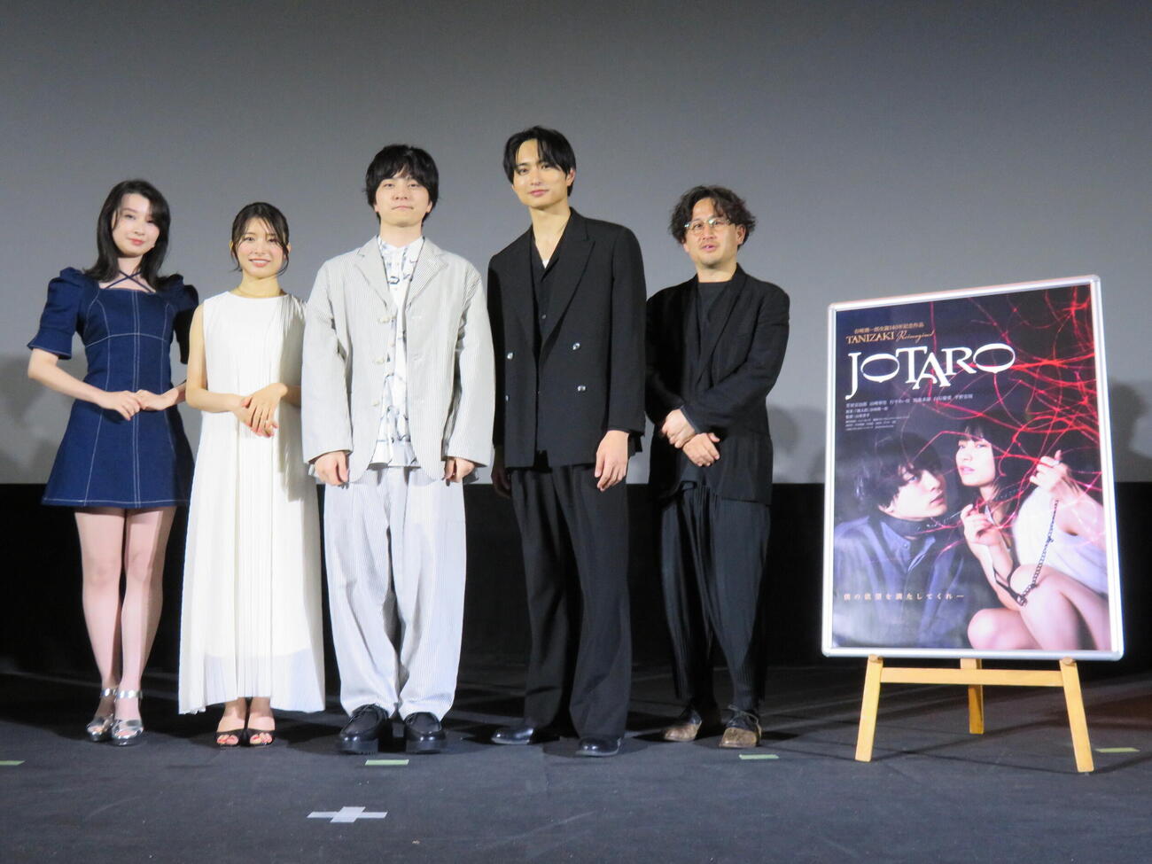 映画「JOTARO」公開記念舞台あいさつに登壇した、左から行平あい佳、山﨑翠佳、芳村宗治郎、平野宏周、山㟢晋平監督（撮影・村上幸将）