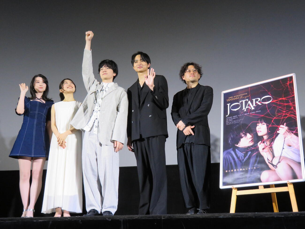 映画「JOTARO」公開記念舞台あいさつに登壇した、左から行平あい佳、山﨑翠佳、芳村宗治郎、平野宏周、山㟢晋平監督（撮影・村上幸将）