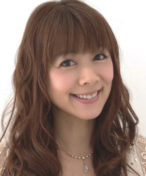63歳女優「生足、ミニに抵抗無し」スラっと美脚輝くミニスカ姿に「可愛すぎ」「若さの秘訣」