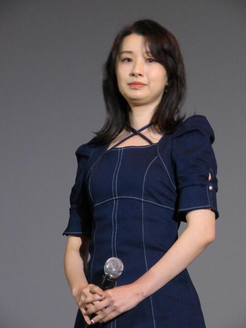 行平あい佳、美脚全開で赤裸々に「される側の役が多かった。今回はＳ…サービス精神問われる」