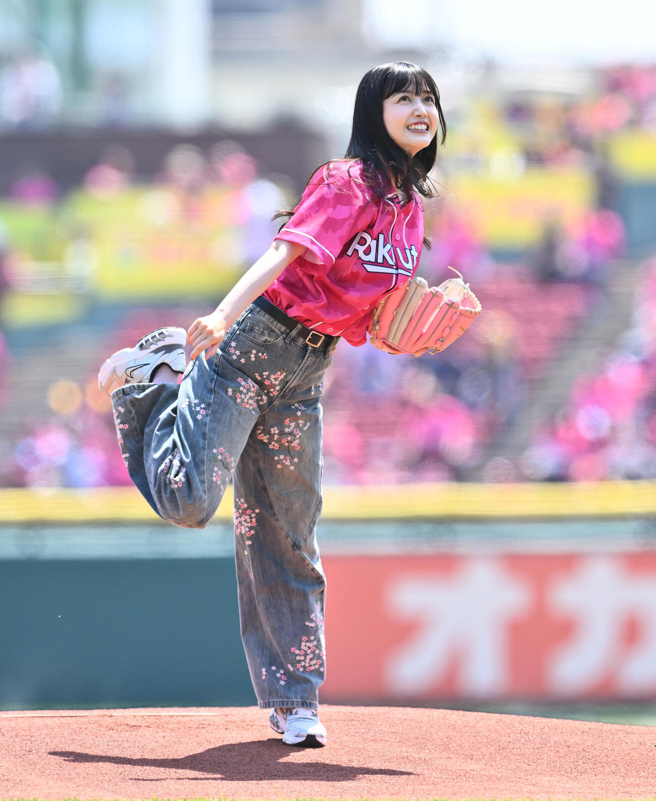 楽天対ソフトバンク　セレモニアルピッチに臨む久保史緒里（撮影・滝沢徹郎）