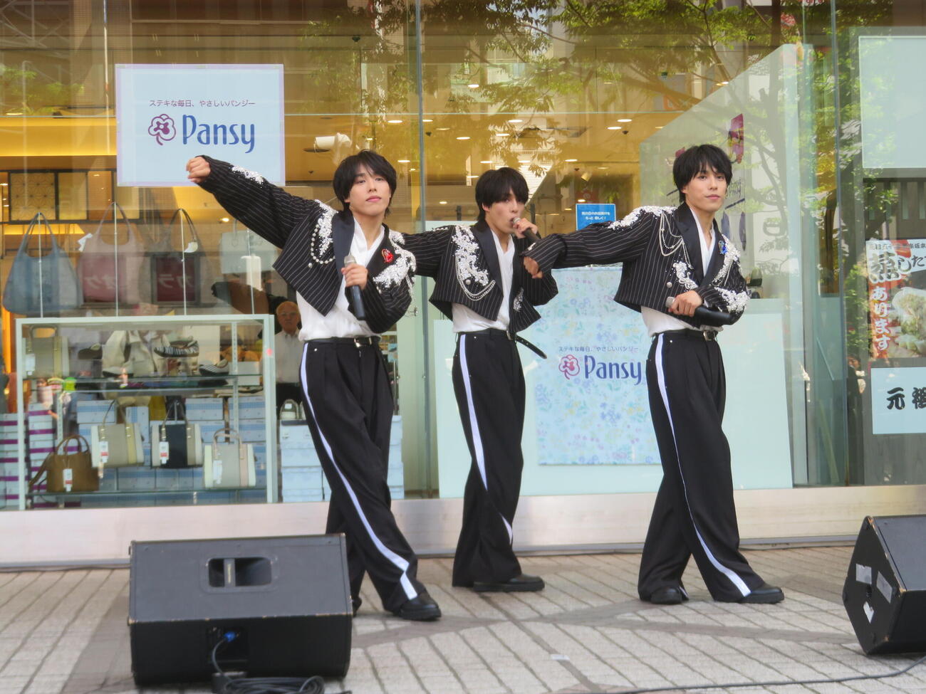8月5日発売のメジャーデビュー曲「DAISUKI」の初リリースイベントを行った佐藤三兄弟（撮影・川田和博）