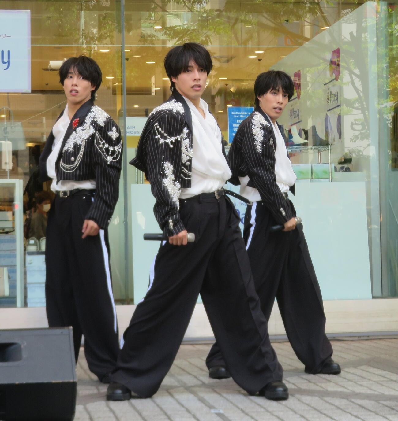 8月5日発売のメジャーデビュー曲「DAISUKI」の初リリースイベントを行った佐藤三兄弟（撮影・川田和博）