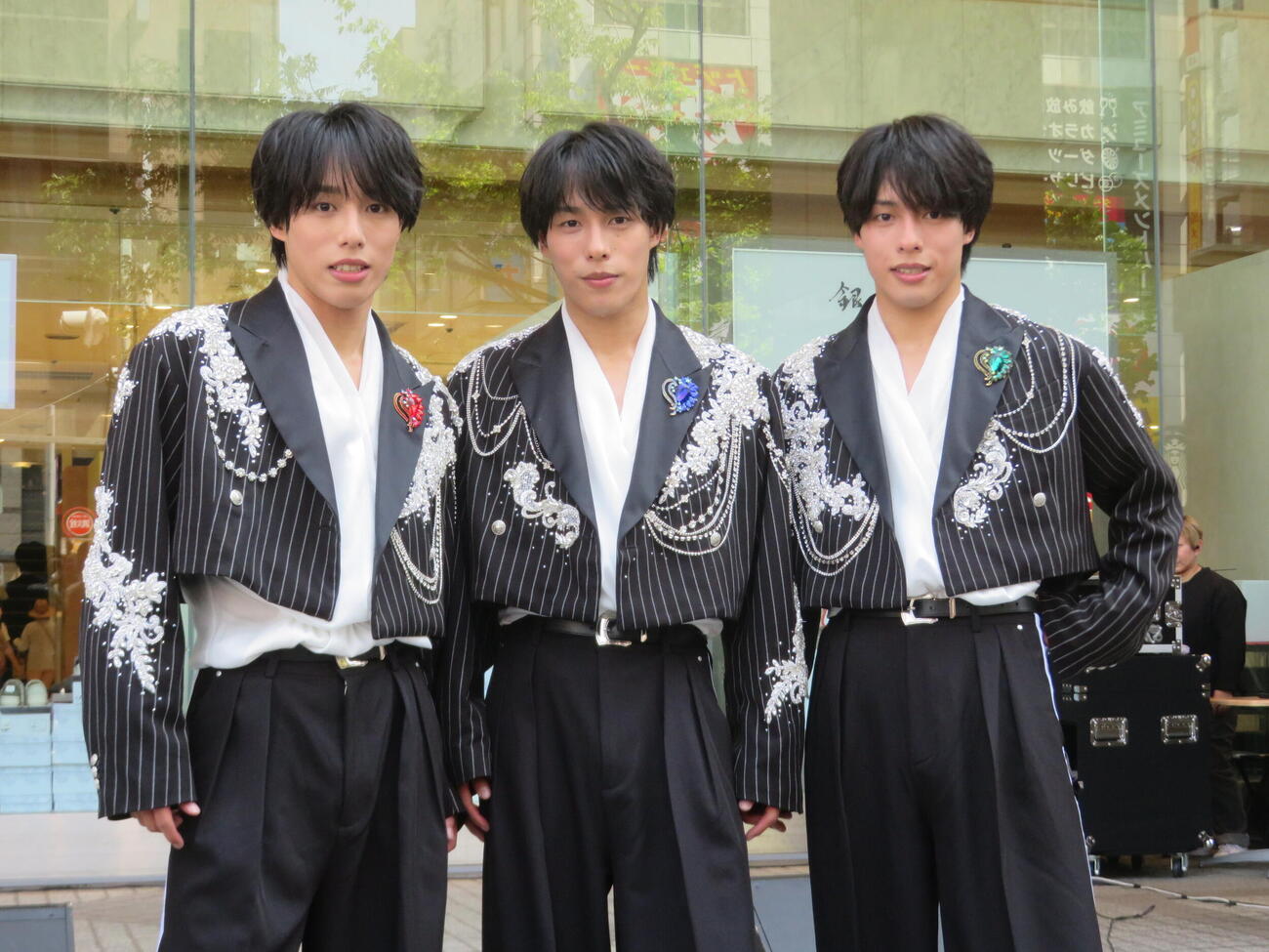 「DAISUKI」でメジャーデビューする佐藤三兄弟。左から佐藤綾人、颯人、嘉人（撮影・川田和博）