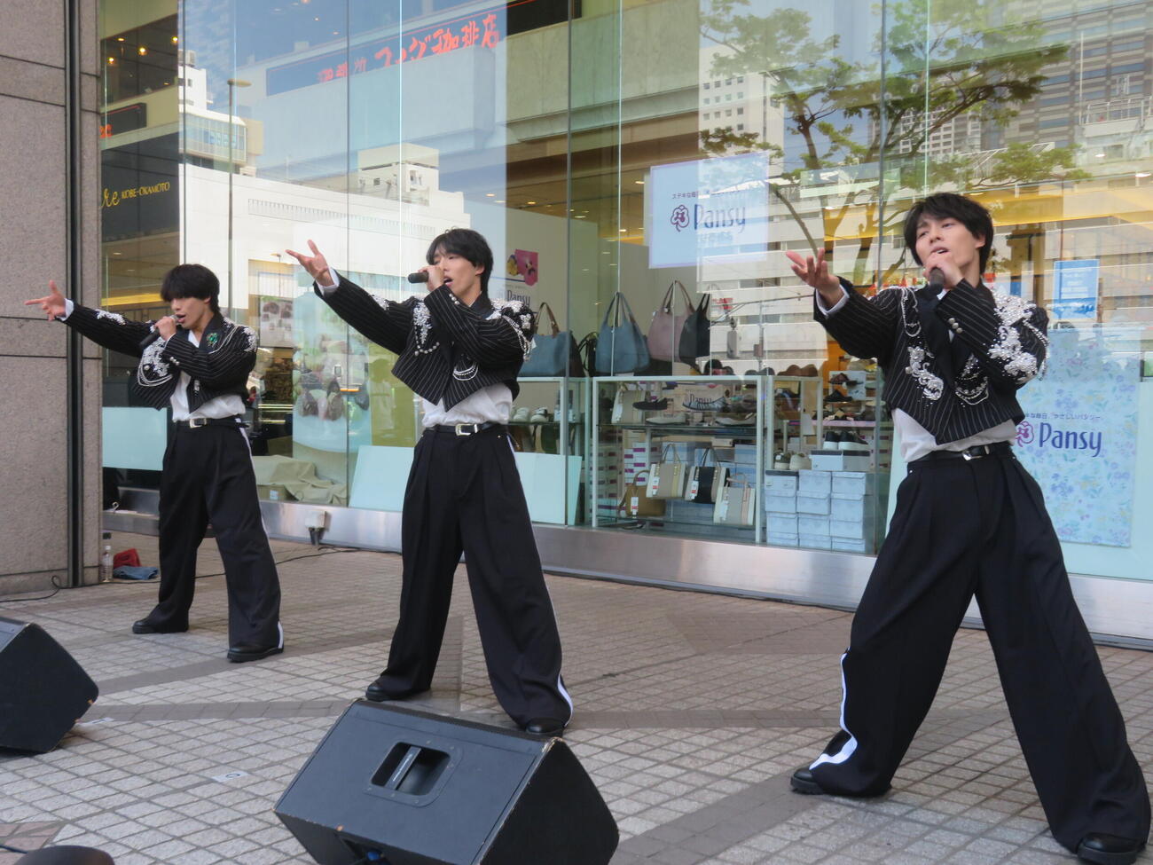 8月5日発売のメジャーデビュー曲「DAISUKI」の初リリースイベントを行った佐藤三兄弟（撮影・川田和博）