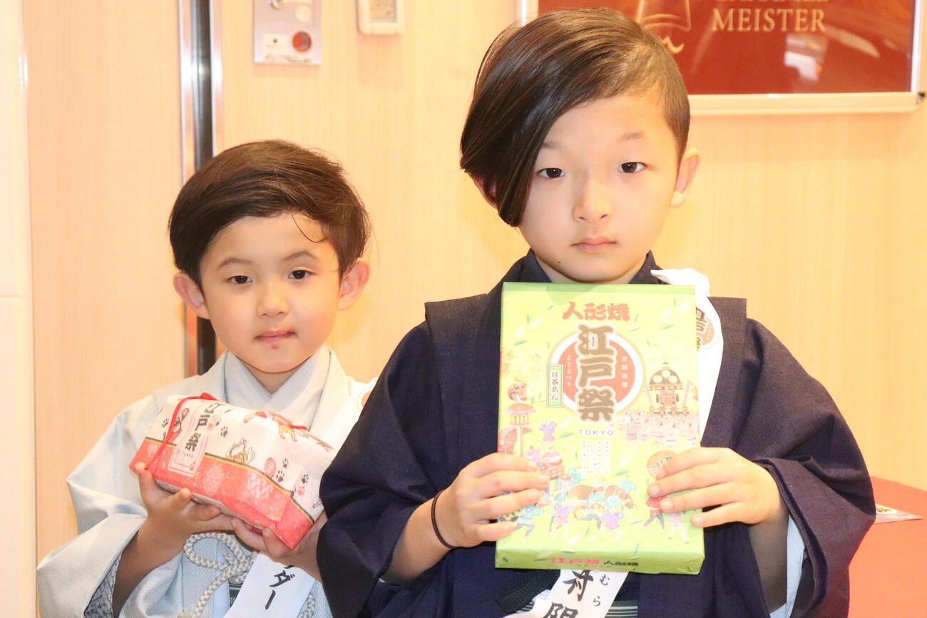 「江戸祭　人形焼」の販売イベントを行った中村夏幹（左）、陽喜