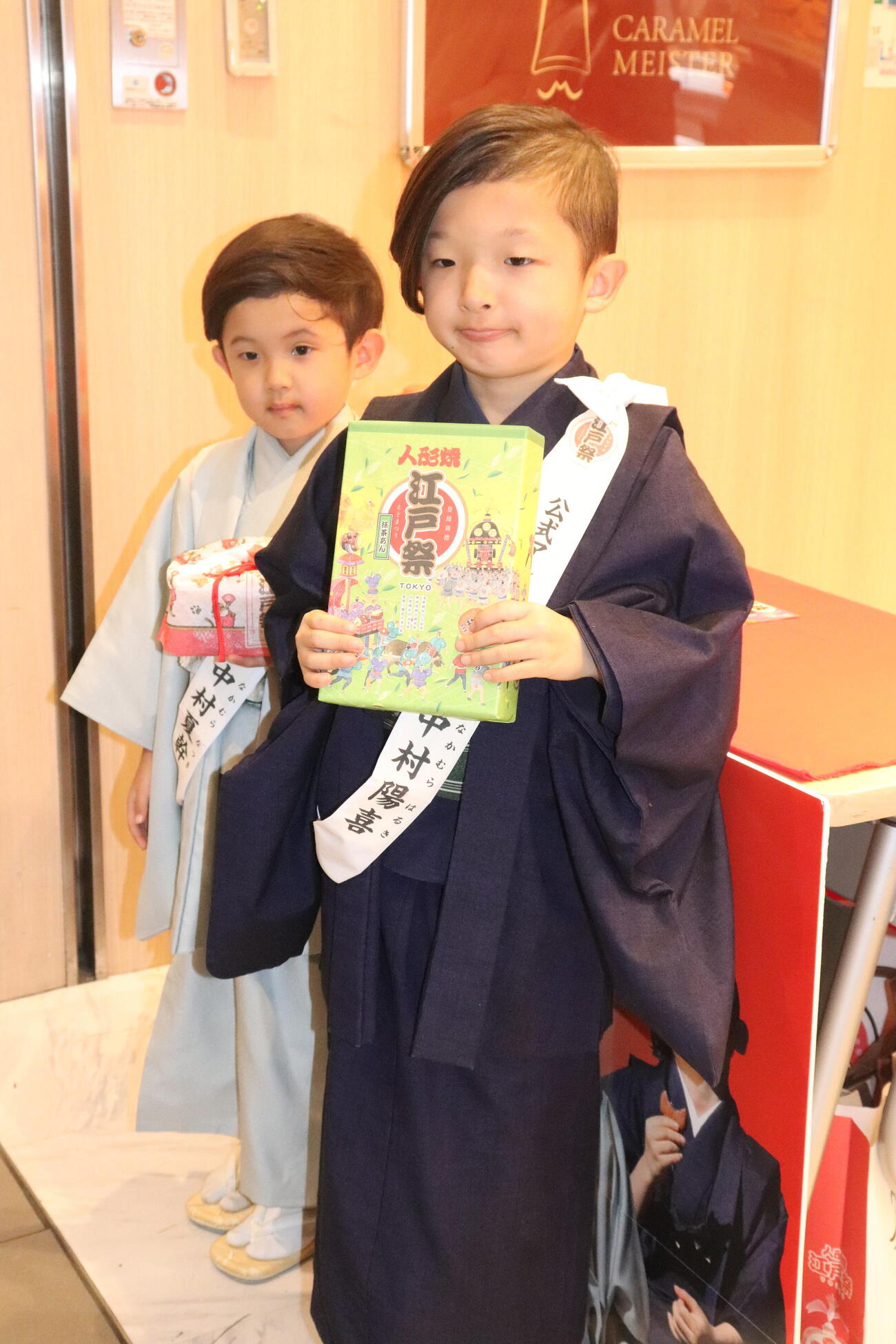 「江戸祭　人形焼」の販売イベントを行った中村夏幹（左）、陽喜