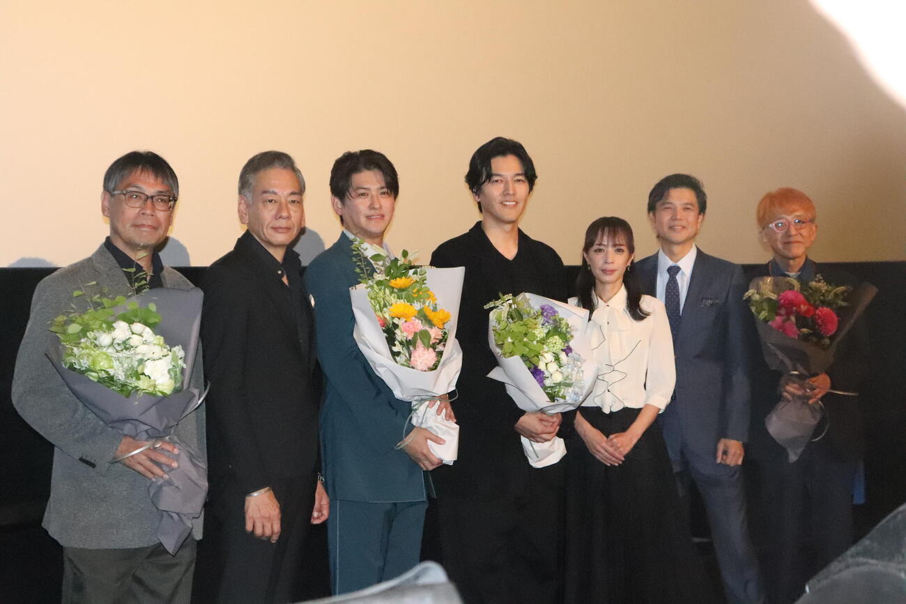 映画「アギト－超能力戦争－」大ヒット御礼舞台あいさつに登壇した左から、田﨑竜太監督、山崎潤、賀集利樹、要潤、藤田瞳子、柴田明良、白倉伸一郎氏
