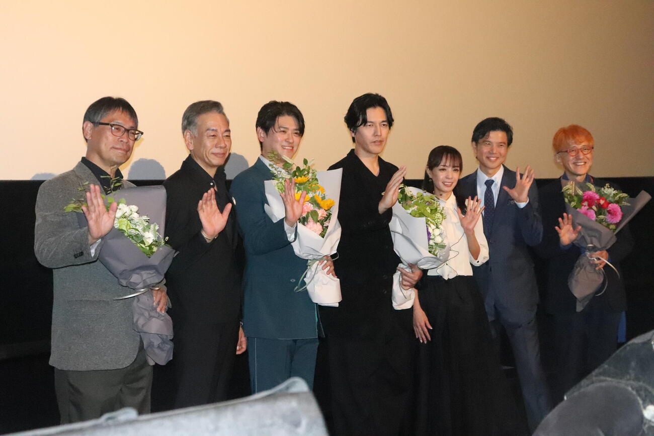 映画「アギト－超能力戦争－」大ヒット御礼舞台あいさつに登壇した左から、田﨑竜太監督、山崎潤、賀集利樹、要潤、藤田瞳子、柴田明良、白倉伸一郎氏