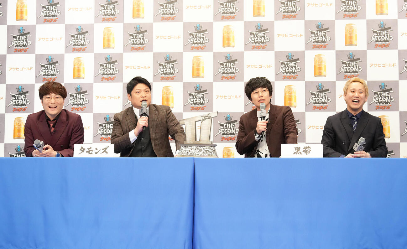 「THE SECOND～漫才トーナメント～2026」会見　対戦が決まり会見に臨む、左からタモンズの大波康平と安部浩章、黒帯の大西進とてらうち（2026年4月撮影）