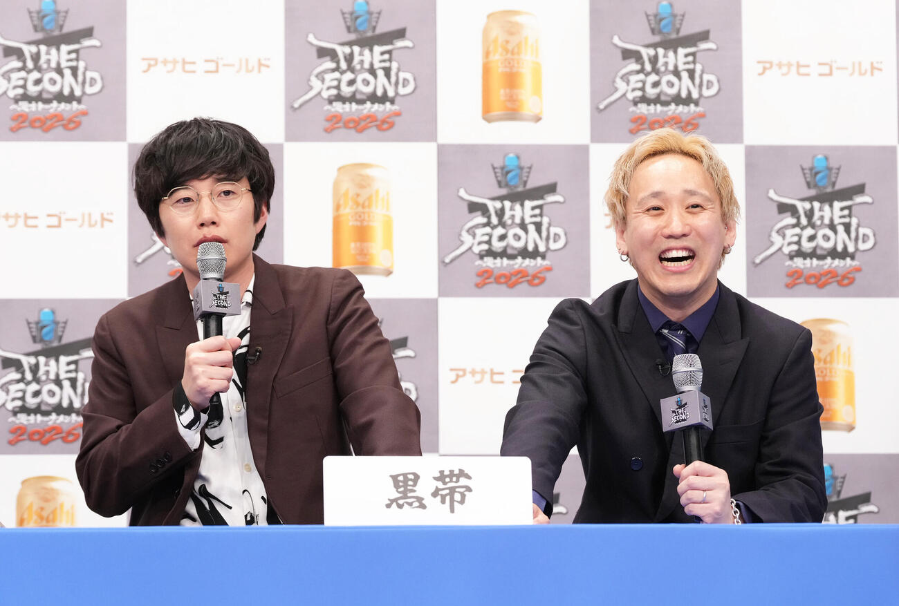 「THE SECOND～漫才トーナメント～2026」会見　会見に臨む黒帯の大西進（左）とてらうち（2026年4月撮影）