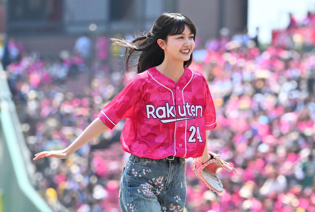 楽天対ソフトバンク　セレモニアルピッチを終えた久保史緒里（撮影・滝沢徹郎）