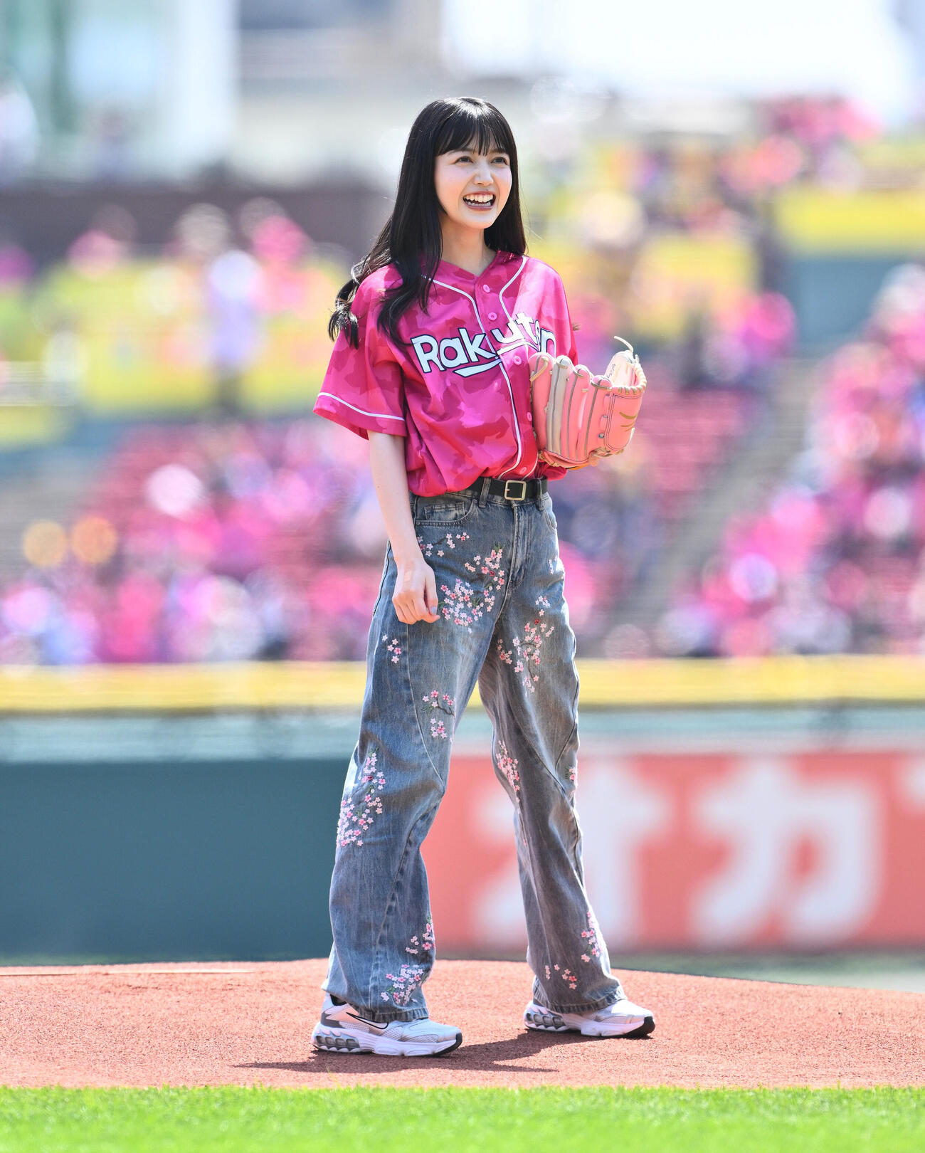 楽天対ソフトバンク　セレモニアルピッチで笑顔の久保史緒里（撮影・滝沢徹郎）