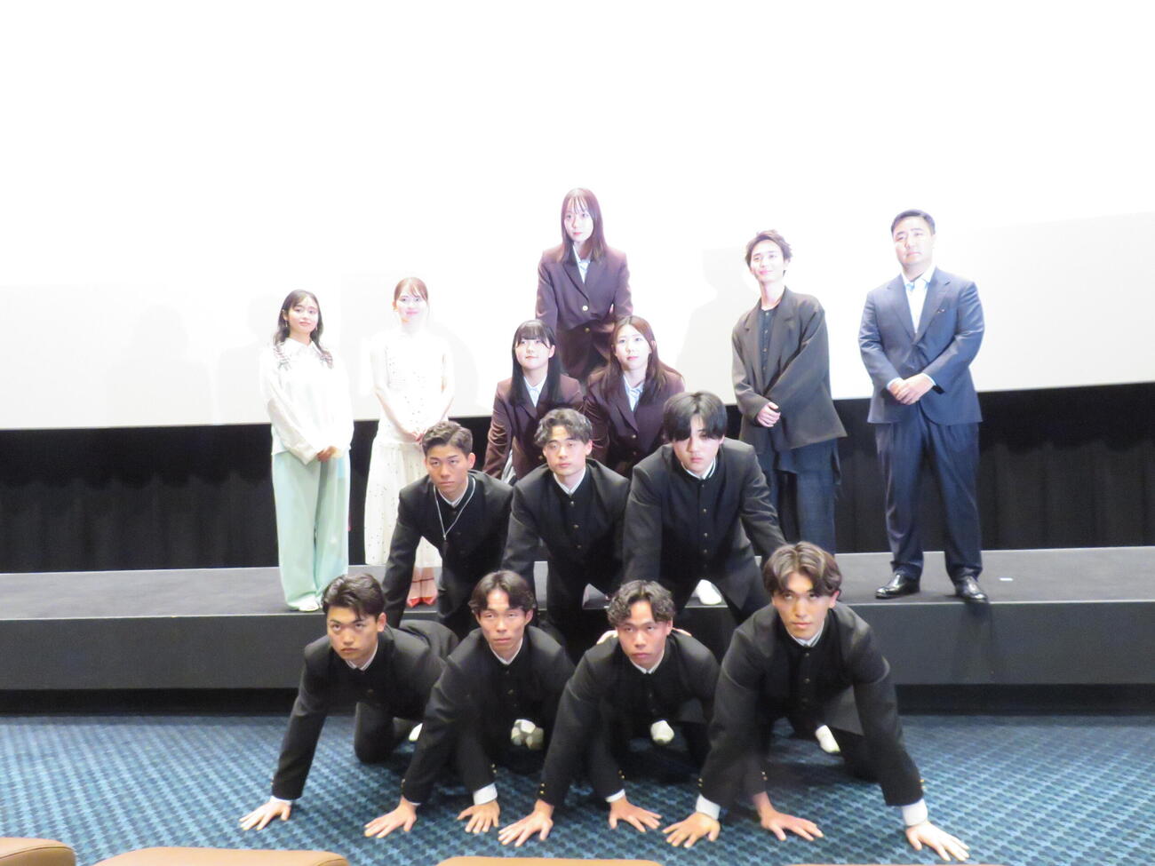 映画「NEW GROUP」完成披露上映会で、組み体操を行う日本体育大体操部と記念撮影した、左から藤原さくら、山田杏奈、青木柚、下津優太監督（撮影・村上幸将）
