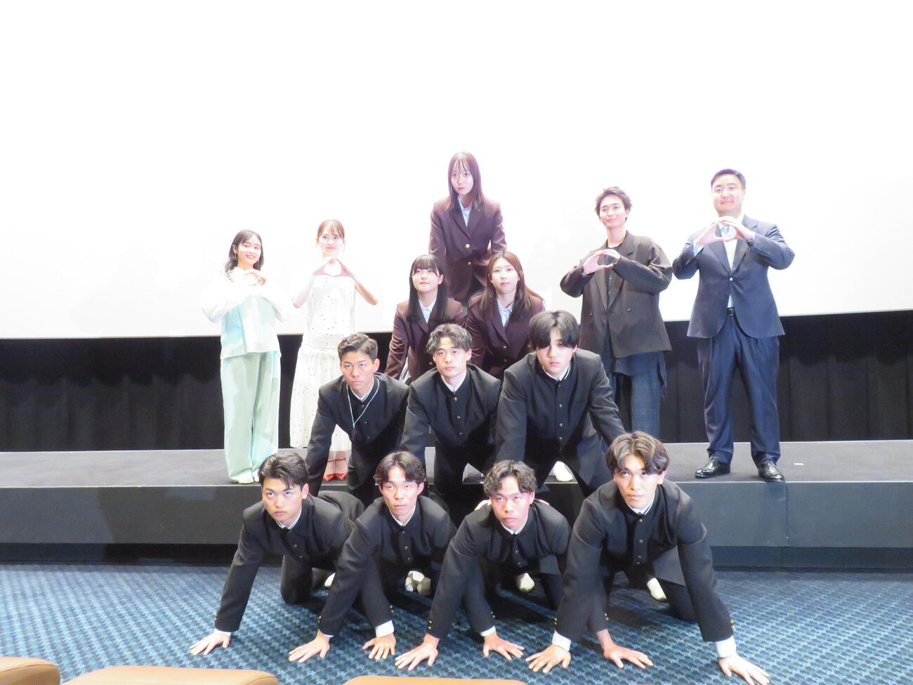 映画「NEW GROUP」完成披露上映会で、組み体操を行う日本体育大体操部と記念撮影した、左から藤原さくら、山田杏奈、青木柚、下津優太監督（撮影・村上幸将）
