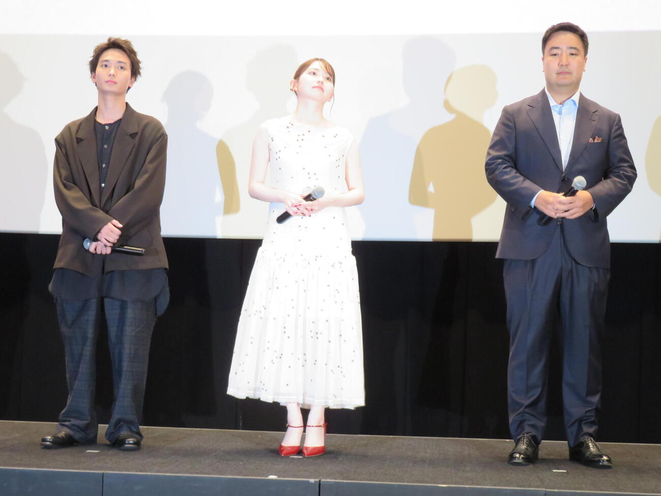 映画「NEW GROUP」完成披露上映会に登壇した、左から青木柚、山田杏奈、下津優太監督（撮影・村上幸将）