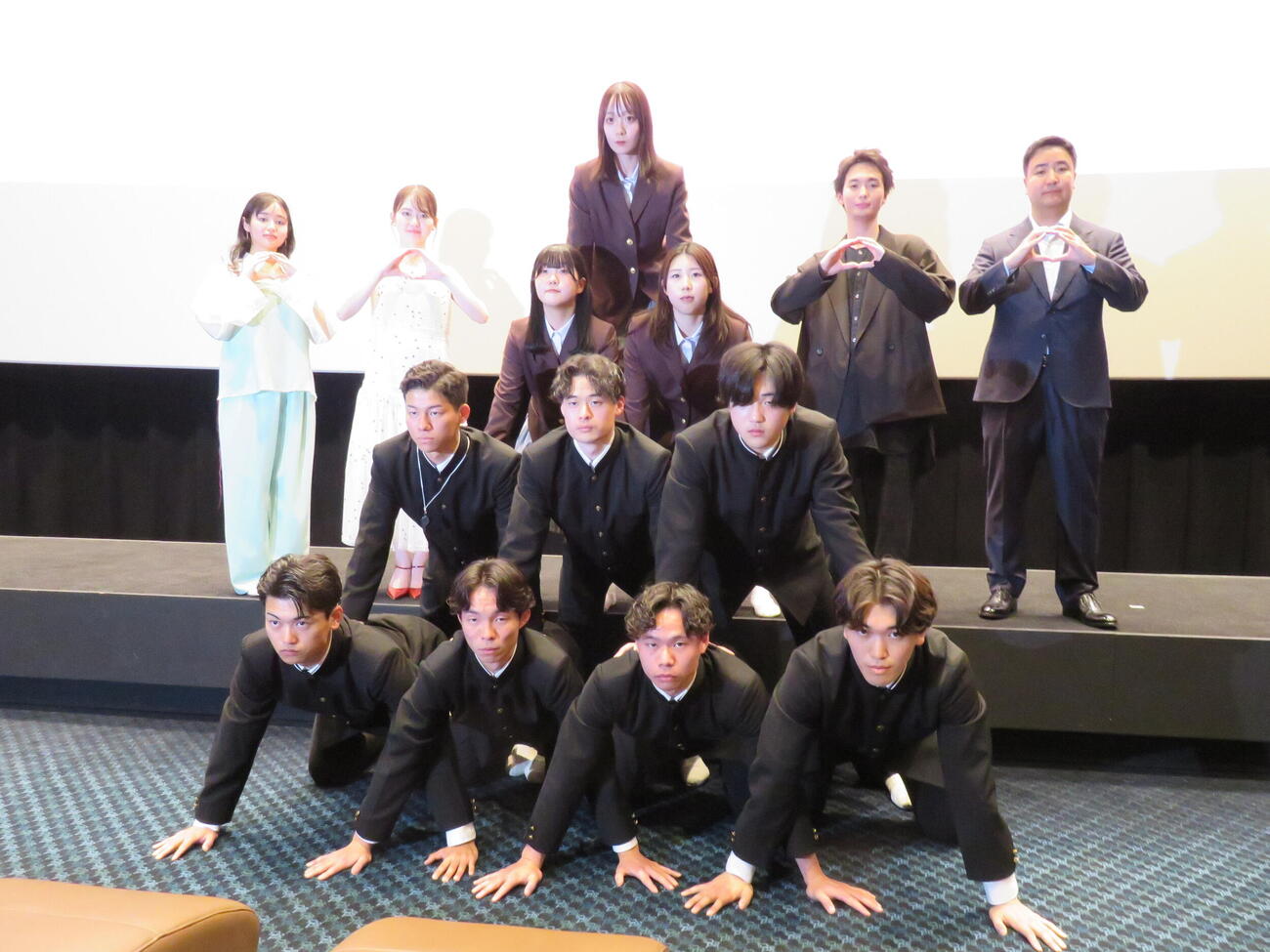 映画「NEW GROUP」完成披露上映会で、組み体操を行う日本体育大体操部と記念撮影した、左から藤原さくら、山田杏奈、青木柚、下津優太監督（撮影・村上幸将）
