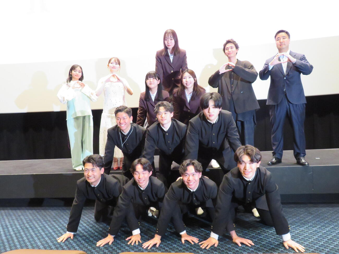 映画「NEW GROUP」完成披露上映会で、組み体操を行う日本体育大体操部と記念撮影した、左から藤原さくら、山田杏奈、青木柚、下津優太監督（撮影・村上幸将）
