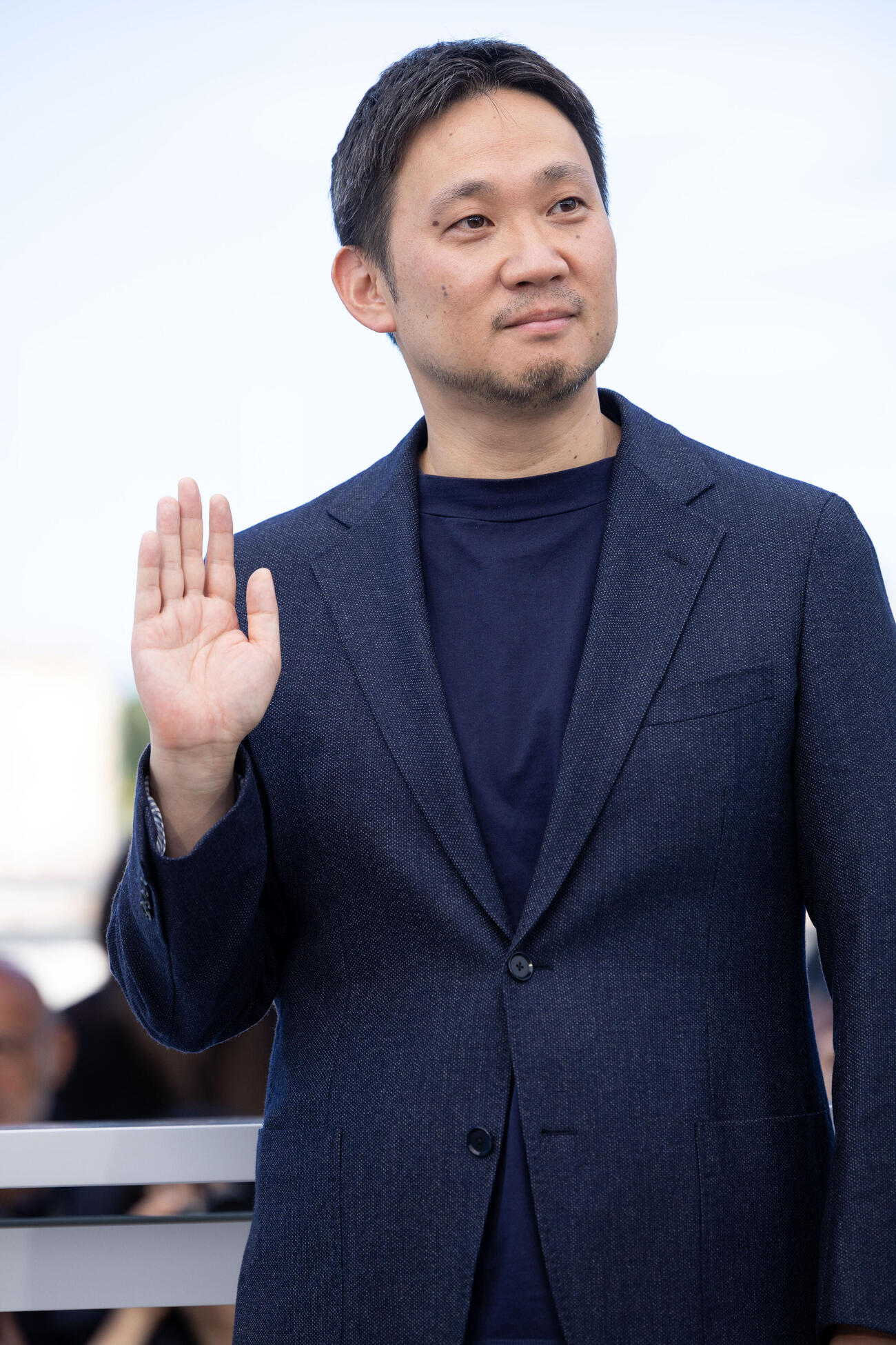 カンヌ映画祭でフォトコールに臨む「急に具合が悪くなる」の濱口竜介監督（C）Kazuko WAKAYAMA