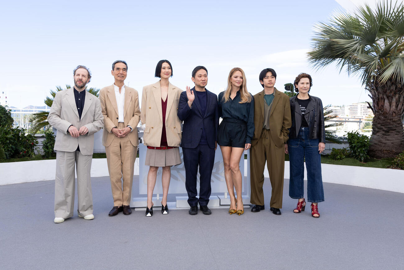 カンヌ映画祭でフォトコールに臨む「急に具合が悪くなる」の、左2人目から長塚京三、岡本多緒、濱口竜介監督、ビルジニー・エフィラ、黒崎煌代（C）Kazuko WAKAYAMA