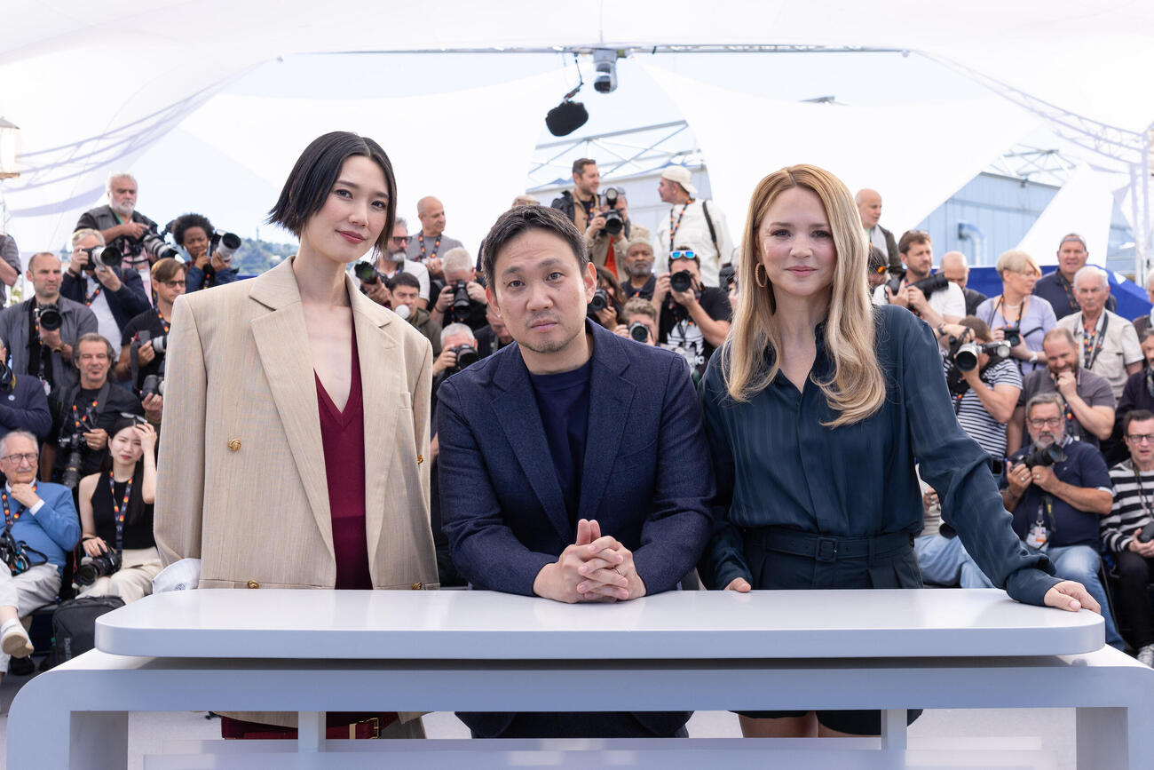 カンヌ映画祭でフォトコールに臨む「急に具合が悪くなる」の、左から岡本多緒、濱口竜介監督、ビルジニー・エフィラ（C）Kazuko WAKAYAMA