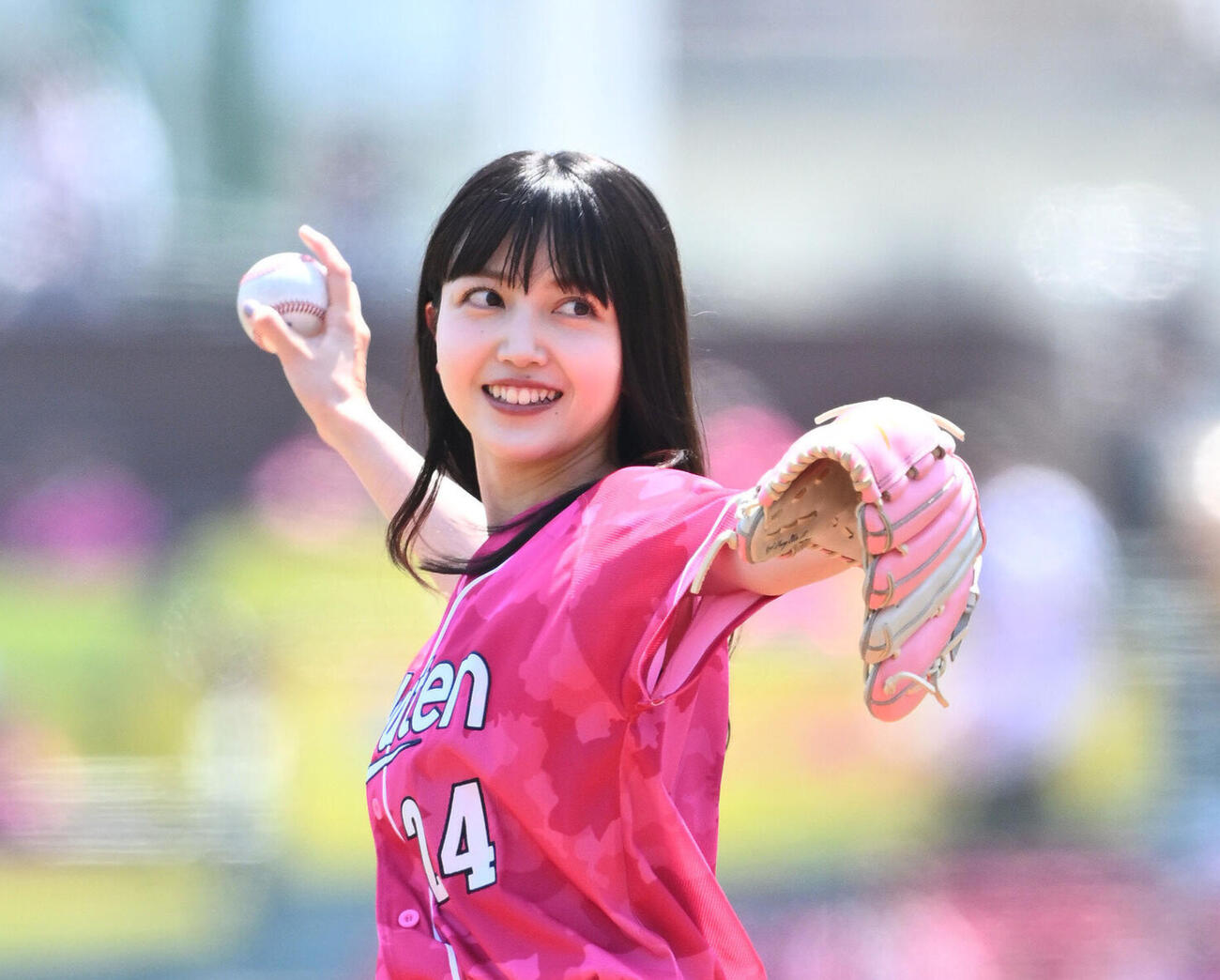 楽天対ソフトバンク戦のセレモニアルピッチに臨む久保史緒里