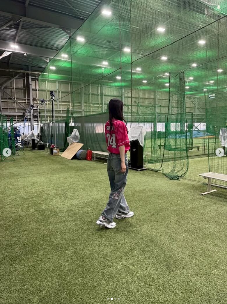 室内練習場で練習する久保史緒里（久保史緒里のインスタグラムから）