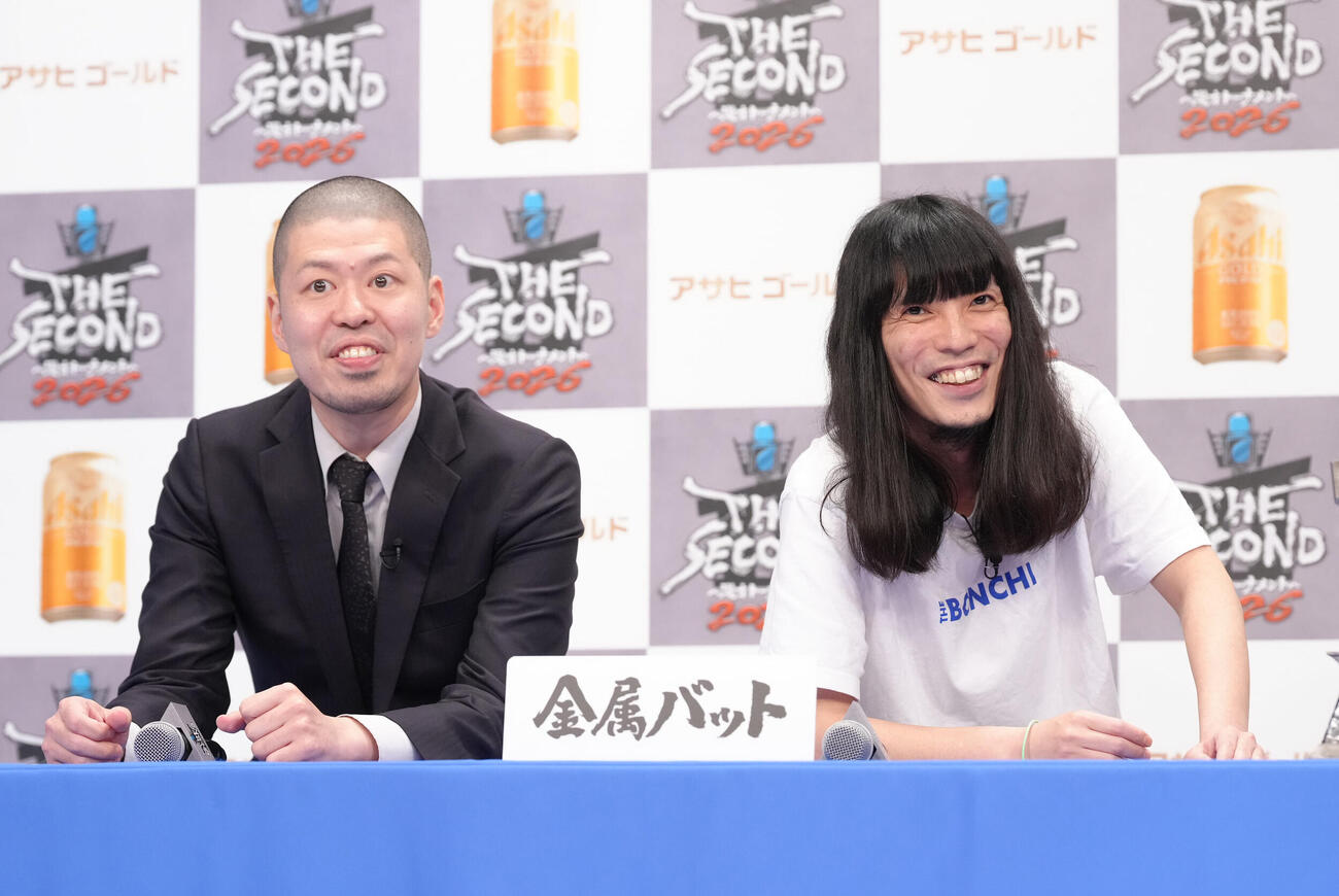 「THE SECOND～漫才トーナメント～2026」会見　会見に臨む、左から金属バットの小林圭輔と友保隼平（2026年4月撮影）