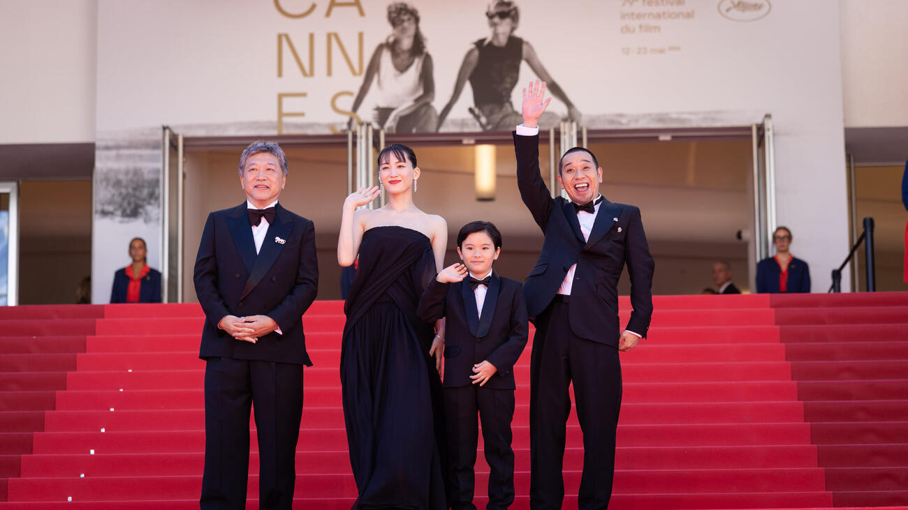 カンヌ映画祭のレッドカーペット上で手を振る、コンペティション部門出品作「箱の中の羊」の、左から是枝裕和監督、綾瀬はるか、桒木里夢、大悟（C）Kazuko WAKAYAMA