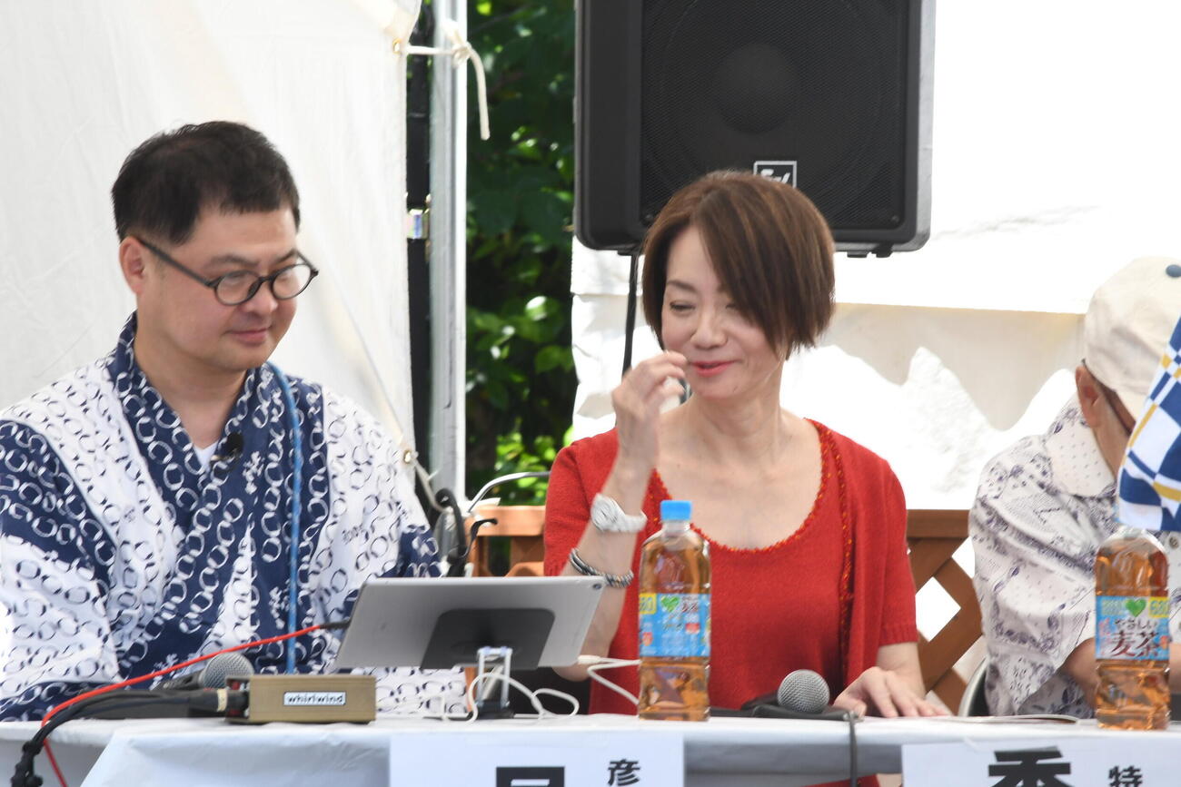 「第33回彦八まつり」の「噺家（はなしか）のどじまん」に特別審査員として出演し、元気な姿を見せた香西かおり（撮影・阪口孝志）