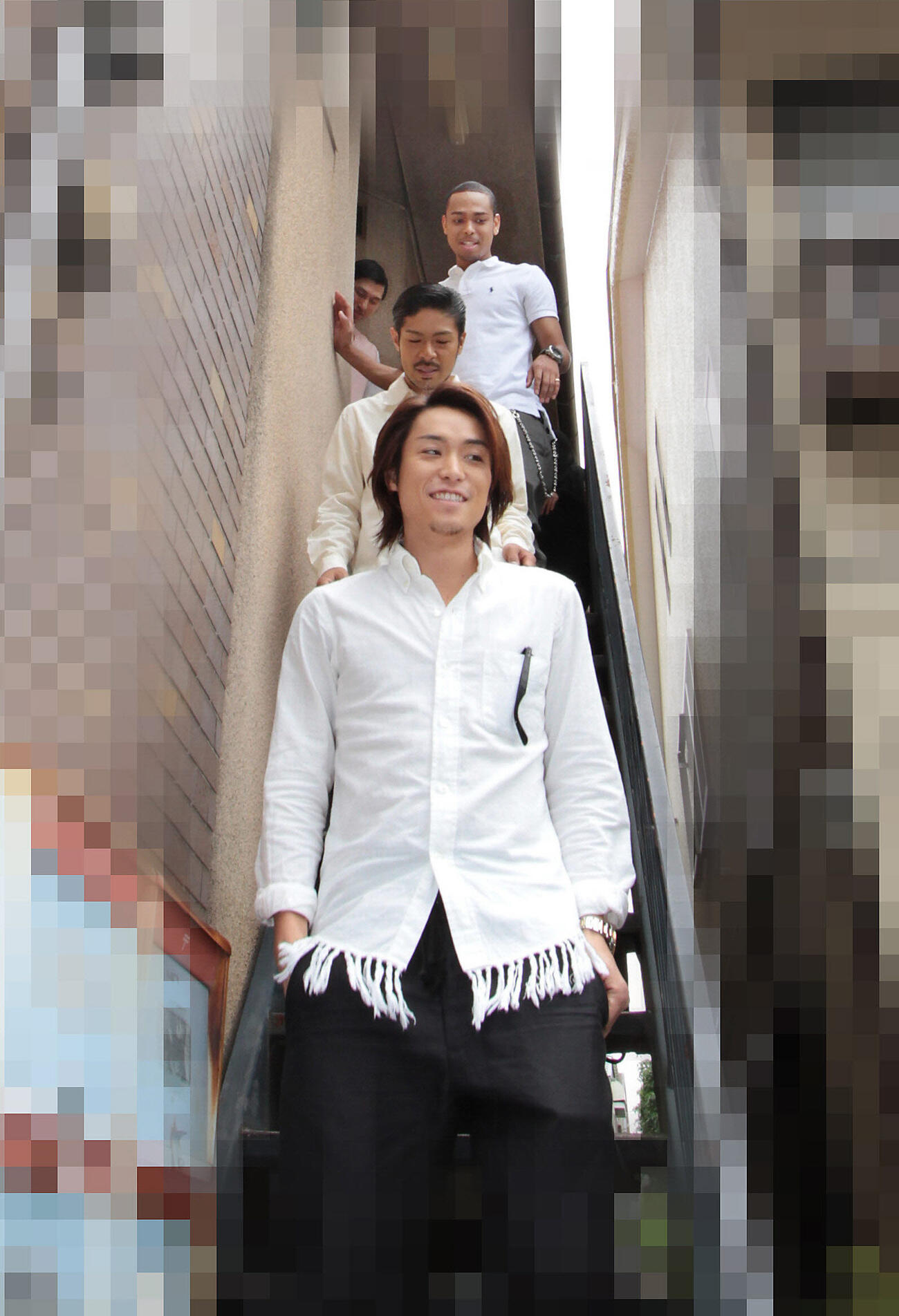 オードリー春日俊彰（後方）との対談を終えアパートを後にする手前からTETSUYA、MATSU、NESMITH（2011年5月撮影）