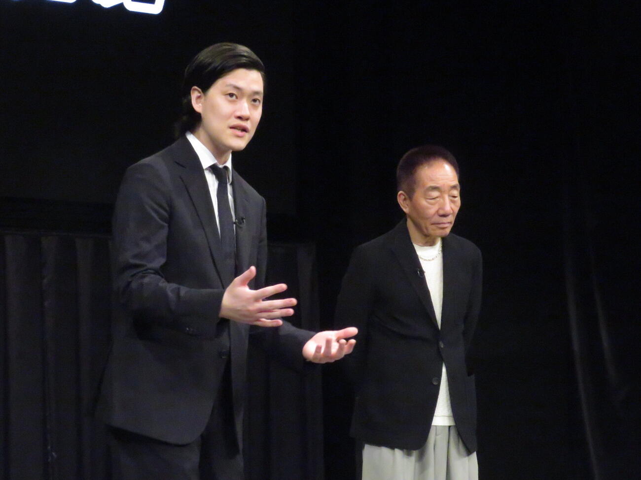 劇場新ブランド「よしもと粗品劇場」を発表し、熱弁を振るう粗品（左）。右は監修を務める中田カウス