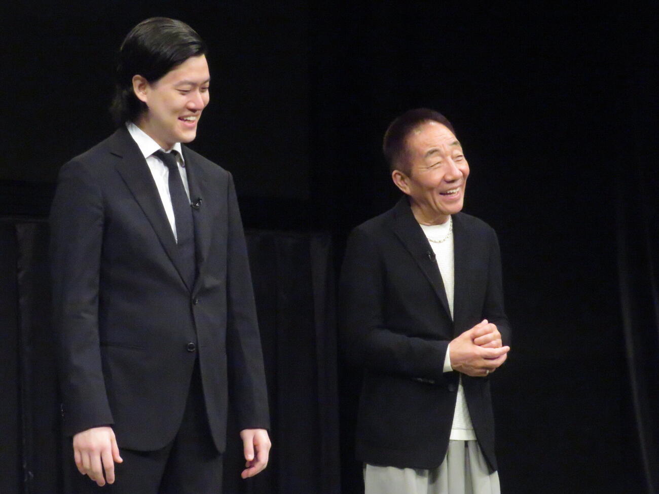 劇場新ブランド「よしもと粗品劇場」を発表した粗品（左）と監修を務める中田カウス