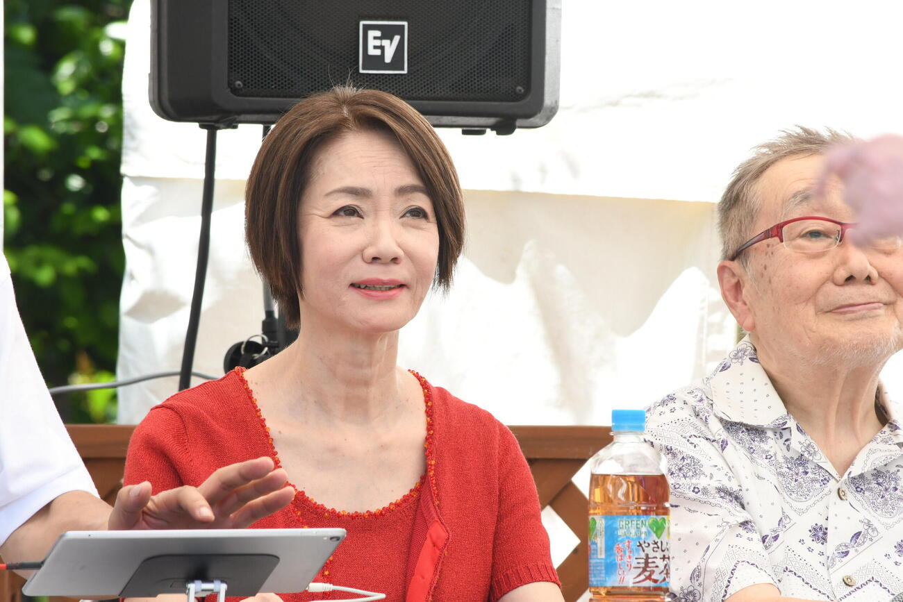 「第33回彦八まつり」の「噺家（はなしか）のどじまん」に特別審査員として出演し、元気な姿を見せた香西かおり（撮影・阪口孝志）