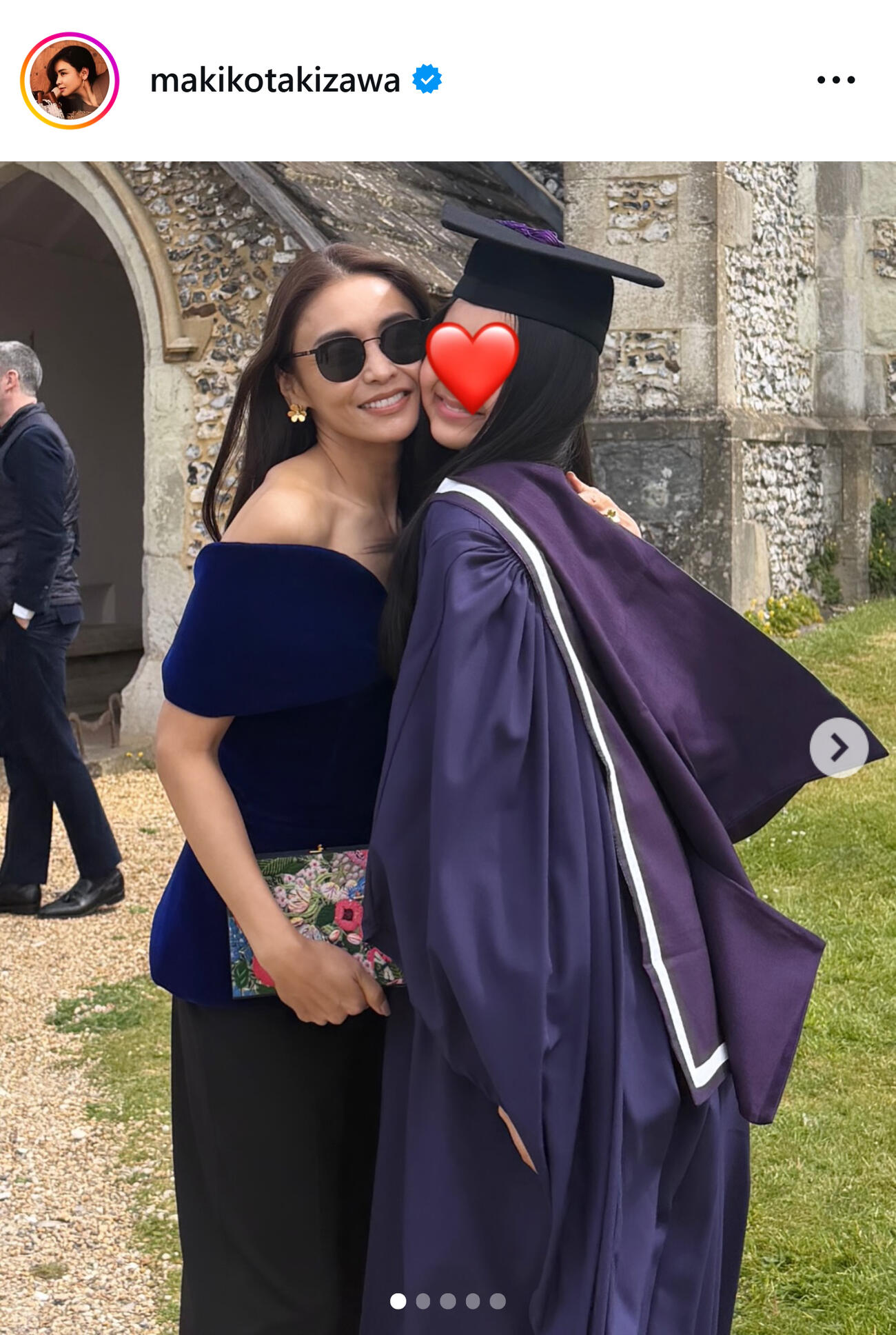 ロンドンの高校を卒業した次女と2ショット（滝沢眞規子のインスタグラムから）