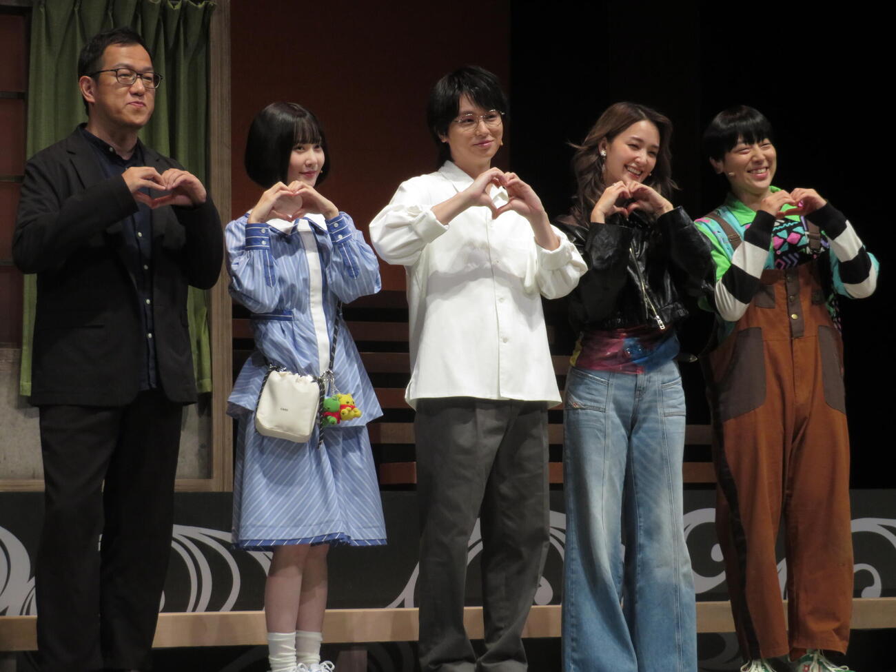 舞台「四畳半神話大系」公開ゲネプロと初日前会見に登壇した、左から上田誠氏、加藤史帆、伊野尾慧、剛力彩芽、大窪人衛