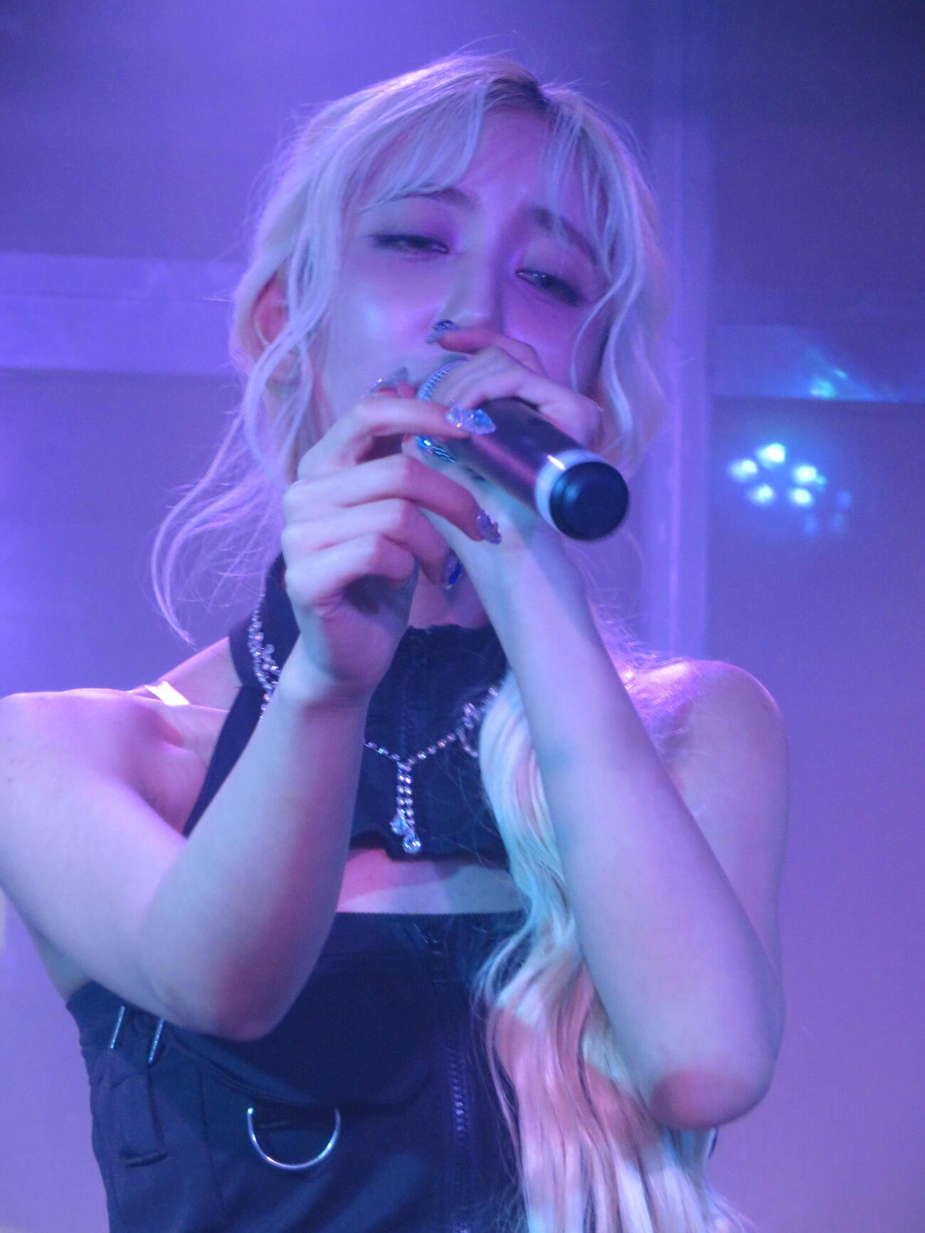 CDシングル「Cadillac」発売記念ショーケースライブで歌うBe GirlsのSAYAKA（撮影・川田和博）