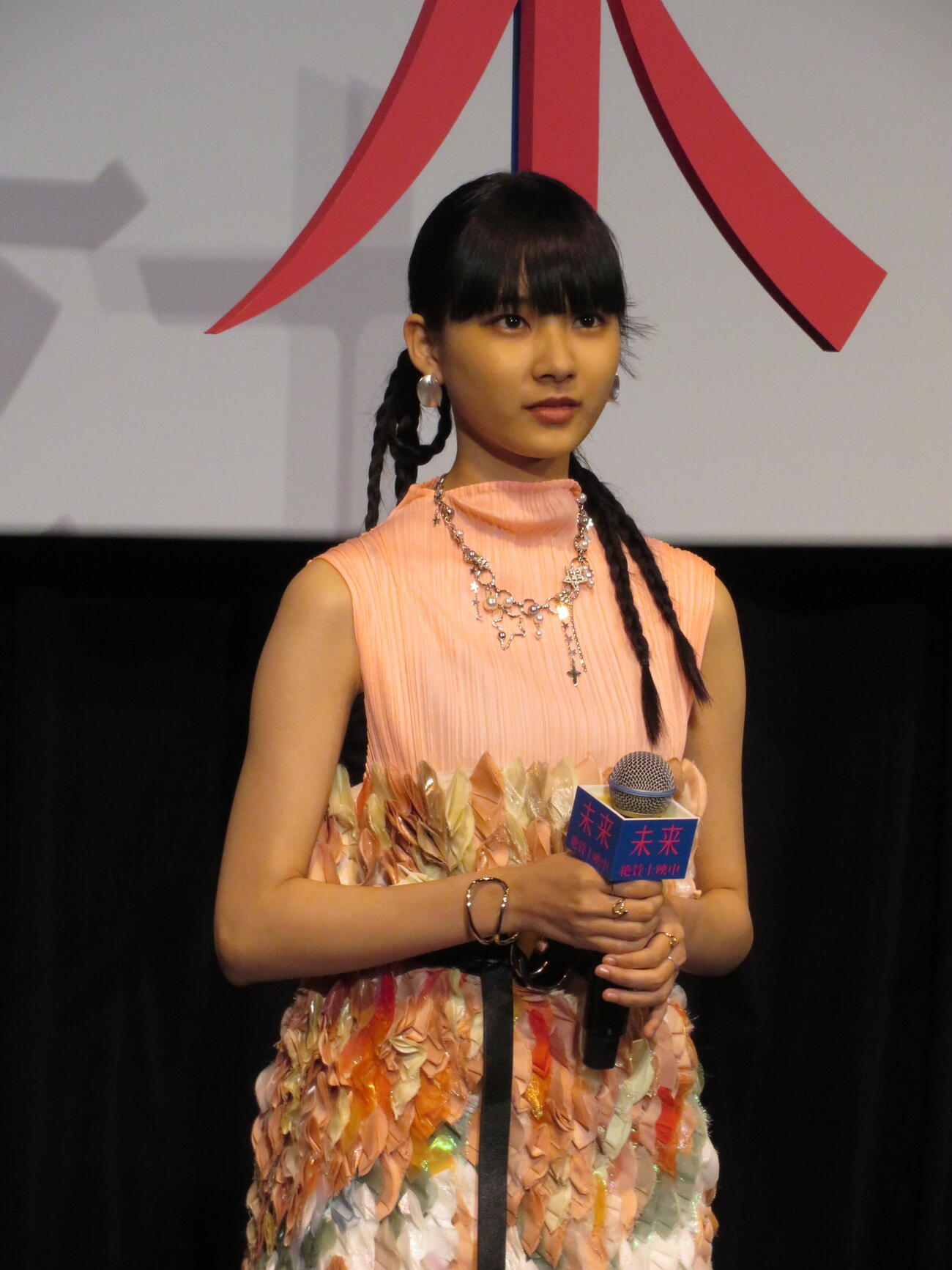 映画「未来」公開御礼舞台あいさつに登壇した、左から山﨑七海（撮影・村上幸将）
