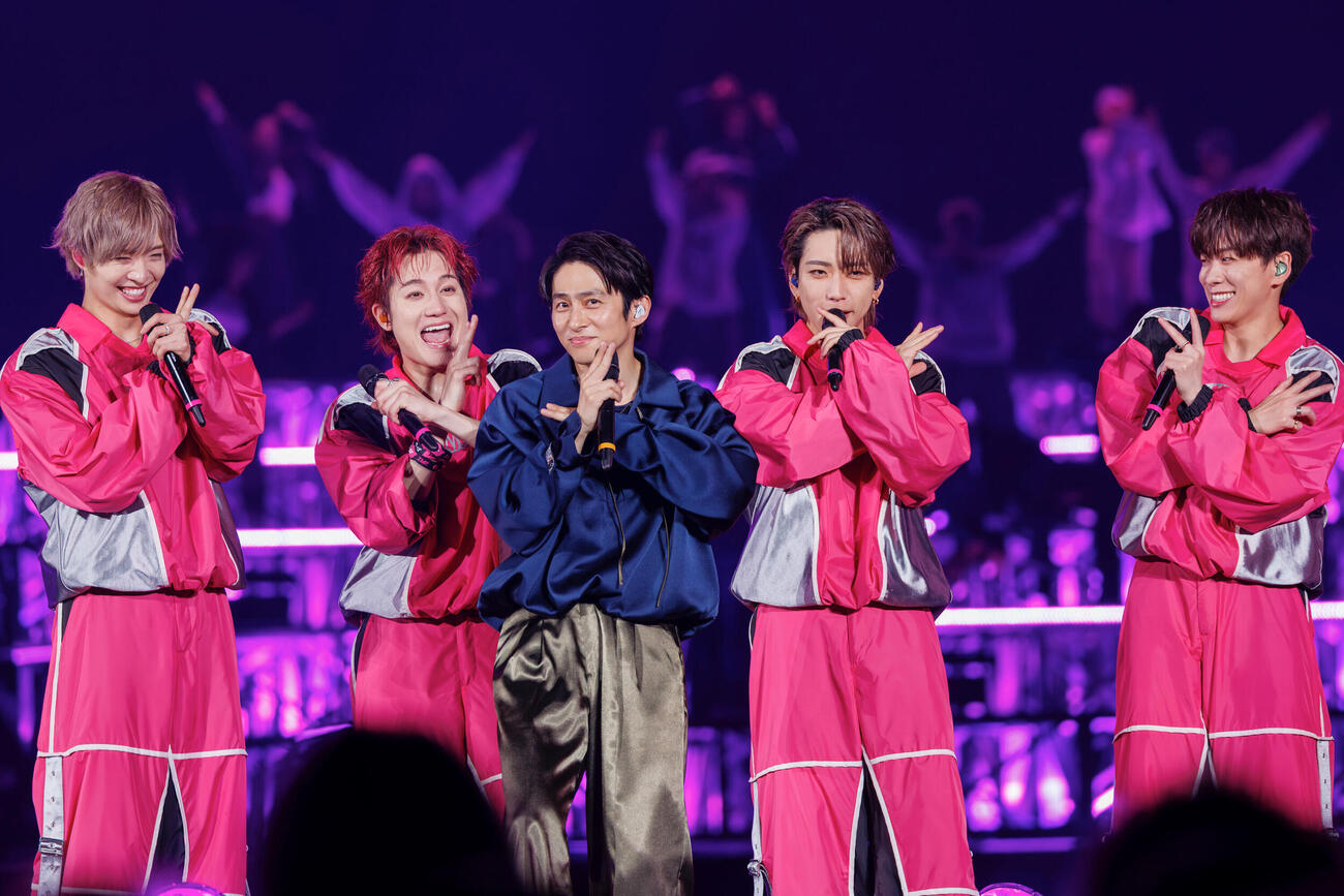 「to HEROes～TOBE 3rd Super Live～」北海道公演に出演した三宅健（中央）（C）TOBE Co., Ltd.
